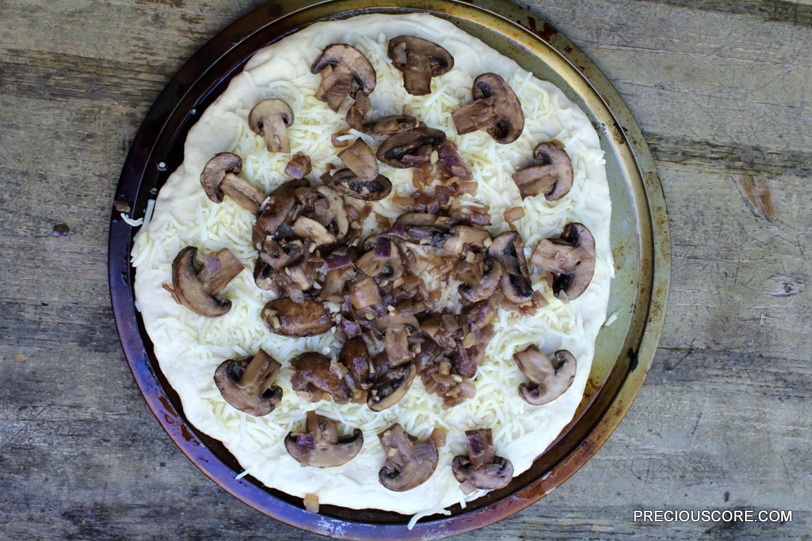 mushroom-pizza-raw