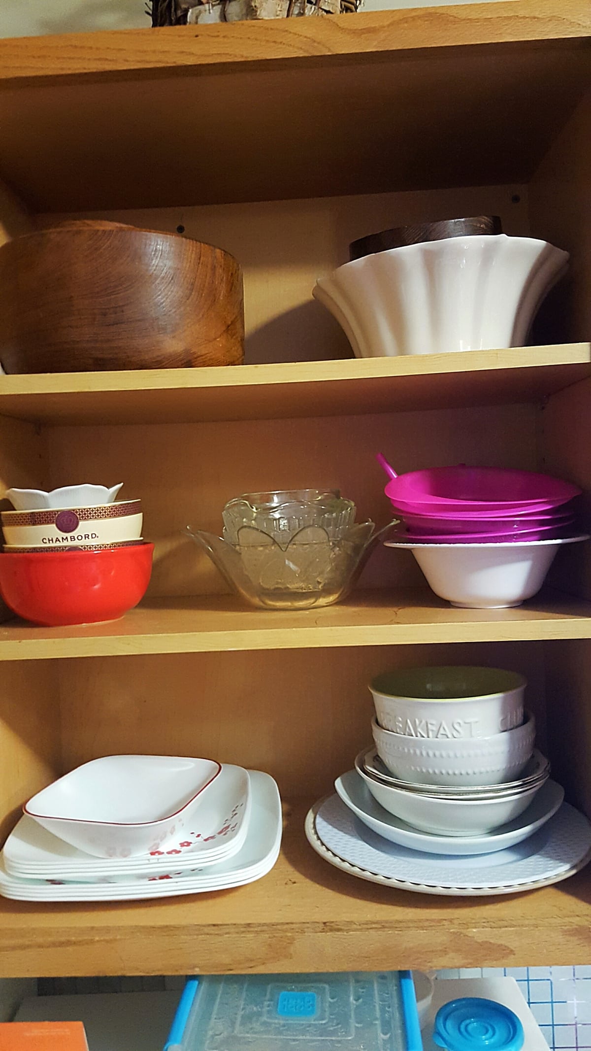 plates cabinet