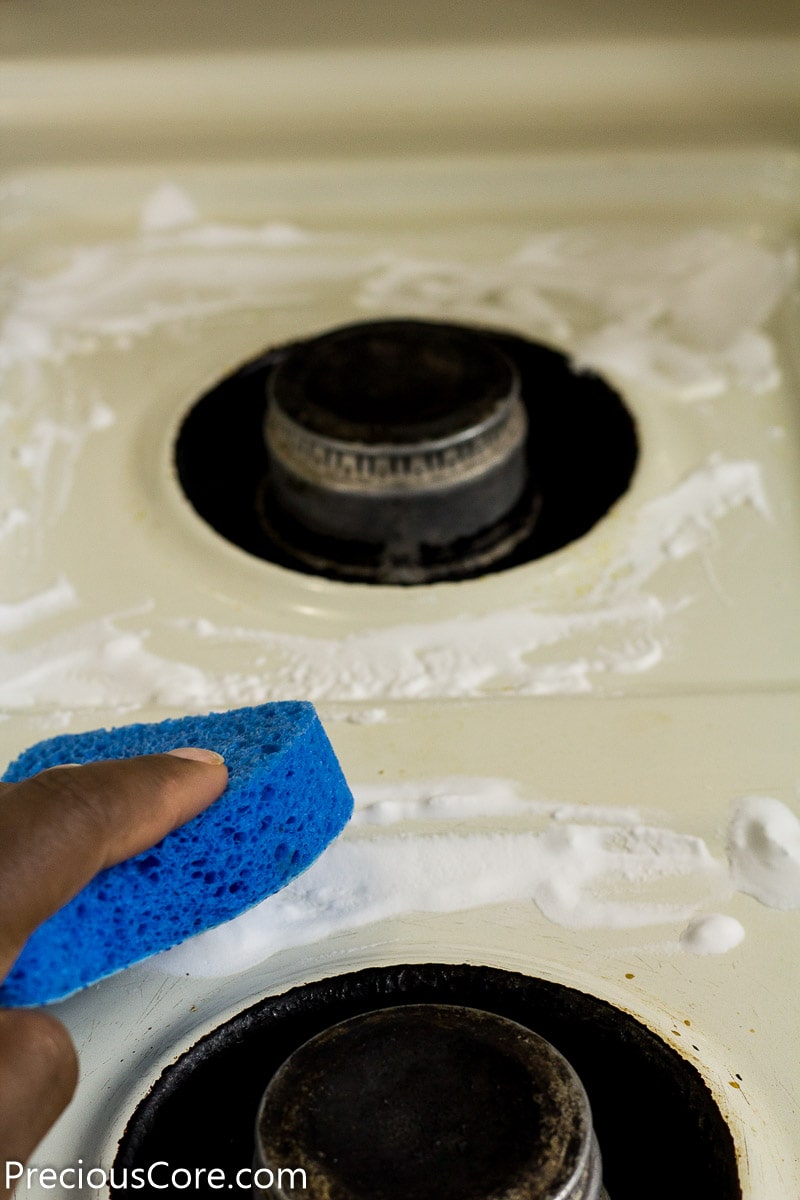 Cleaning kitchen stove