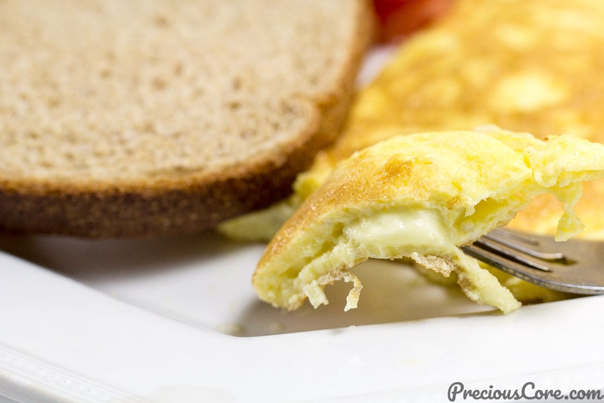 How to make an omelet with cheese