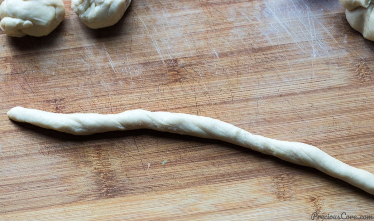 Forming twists for African doughnuts