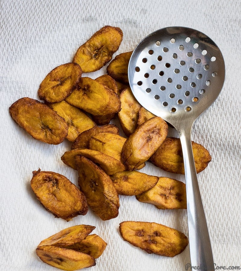 Golden brown sweet fried plantains on paper towels.