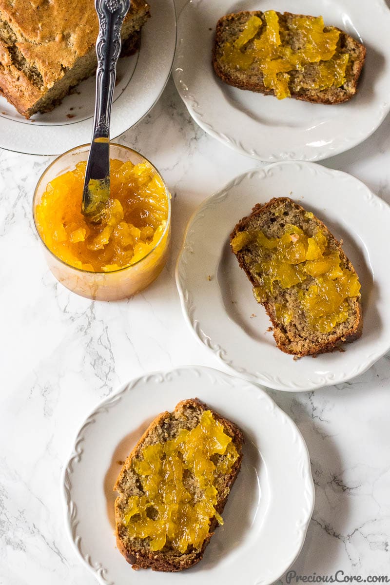 Hausgemachte Ananasmarmelade auf Brot serviert