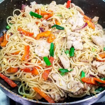 Stir fry with spaghetti and chicken in a pan