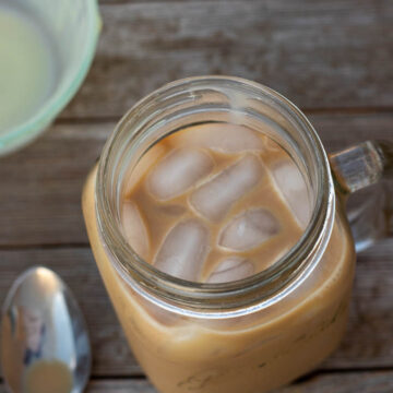 Iced coffee in a mason jar with handle