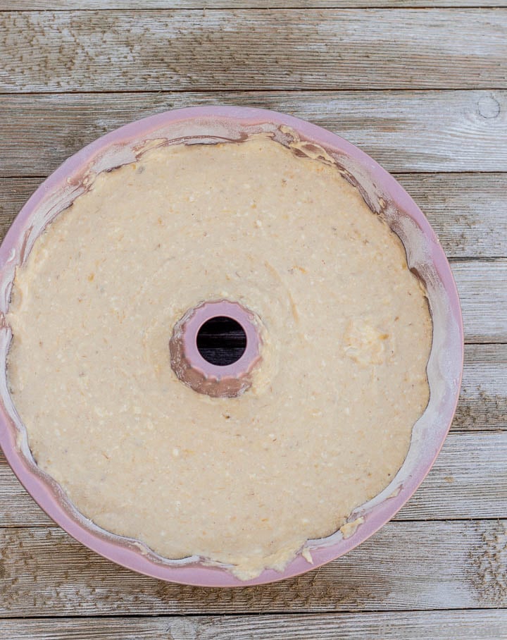 pâte à gâteau bundt banane dans une poêle bundt