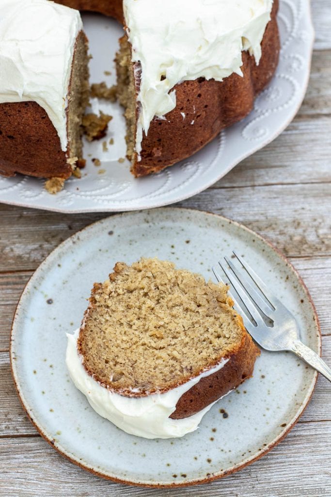 fetta di bundt cake con glassa alla crema di formaggio