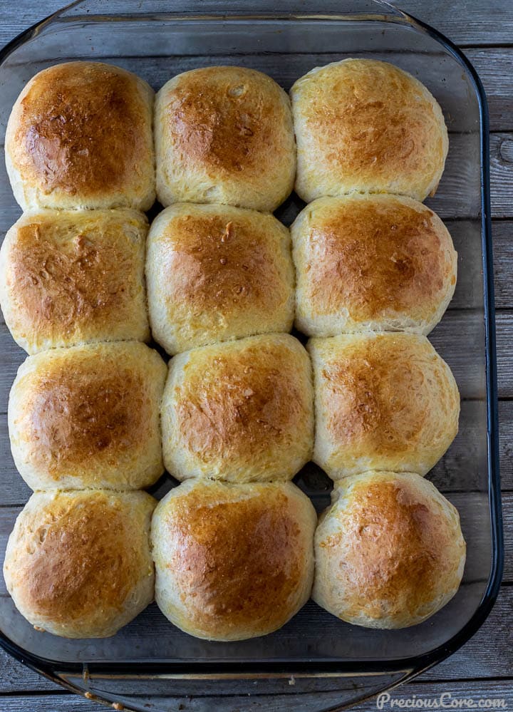 12 Dinner Rolls in a Baking Sheet