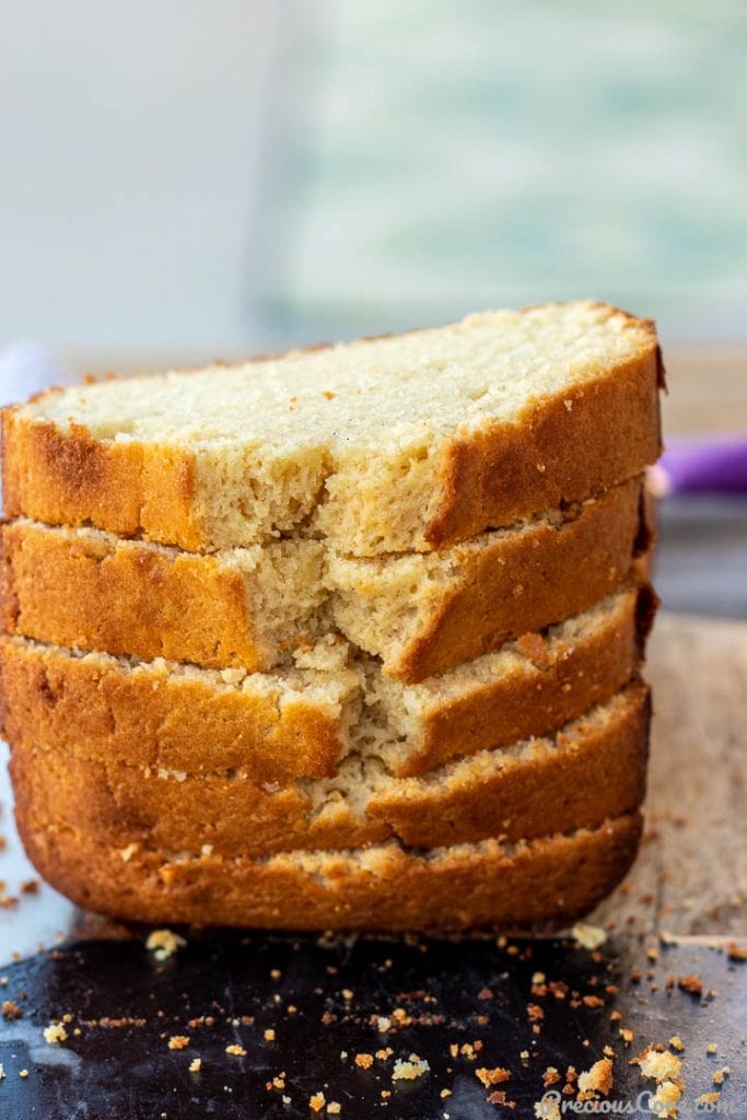 Kromki waniliowego Pound Cake ułożone jedna na drugiej