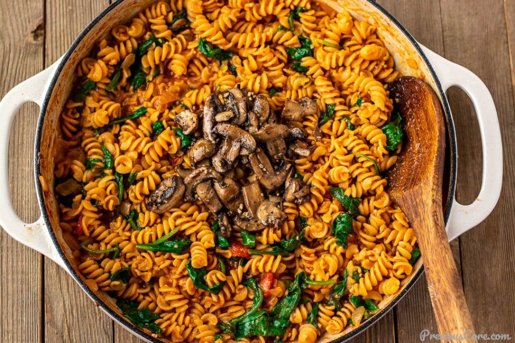 Pasta in tomato sauce with spinach and mushrooms