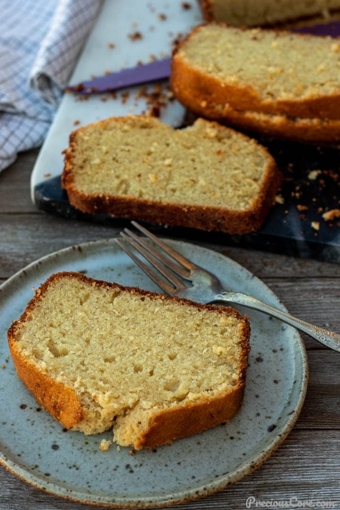 Rebanada de Pound Cake en el plato con un tenedor cerca