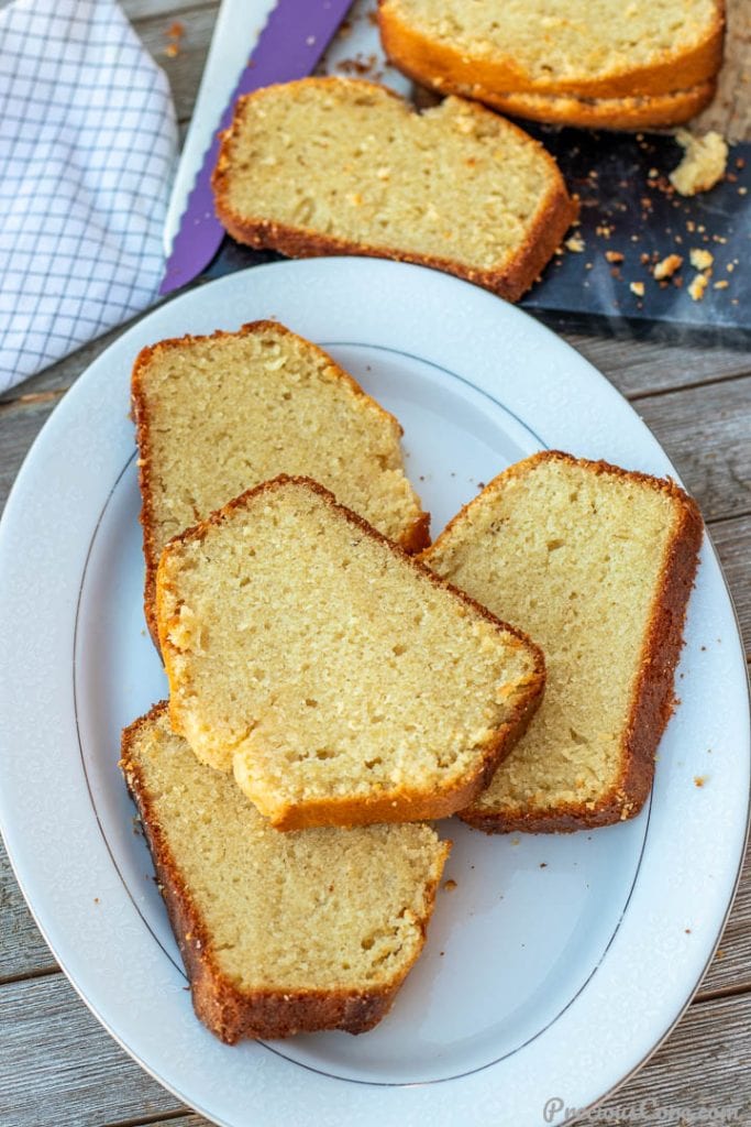 Lices de bolo de libra numa travessa