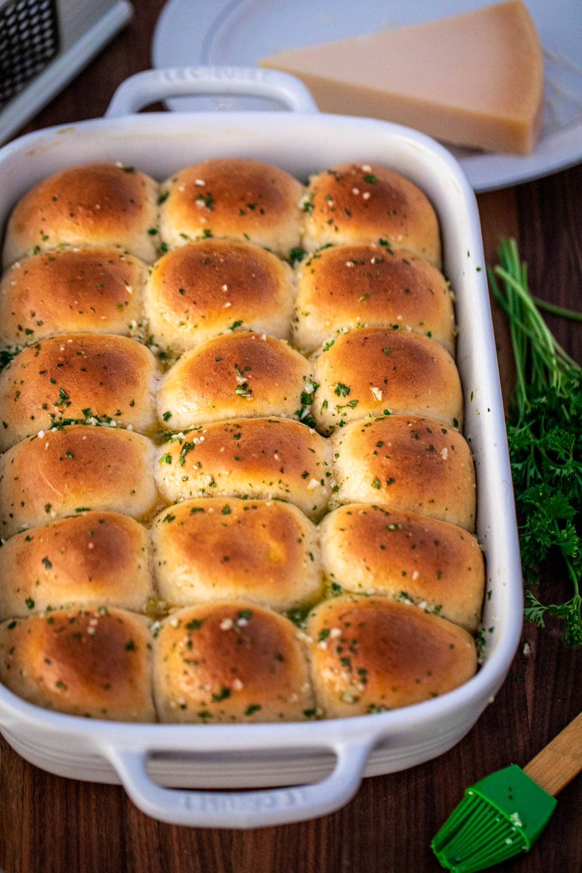 Complete baking dish of garlic dinner rolls